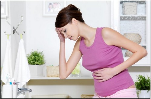 Femme enceinte tenant son ventre, illustration des nausées matinales - Profil Grossesse