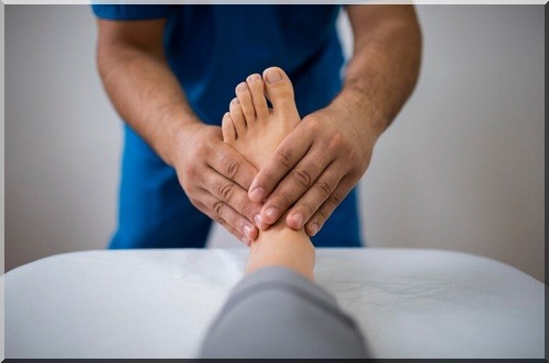 Massage naturel pour entorse de cheville avec huiles essentielles - protocole de récupération