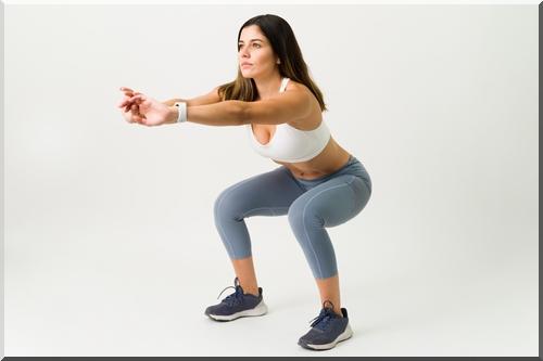 femme réalisant des squats pour tonifier les cuisses et réduire l’apparence de la cellulite