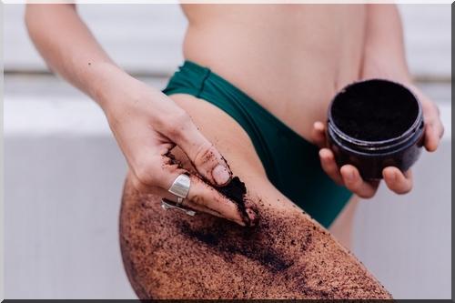 Recette DIY de gommage café contre la cellulite en application sur peau sèche
