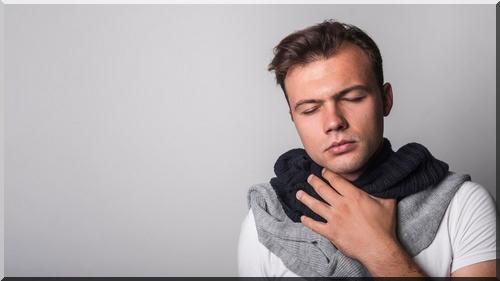 Homme cherchant à soulager un mal de gorge naturellement