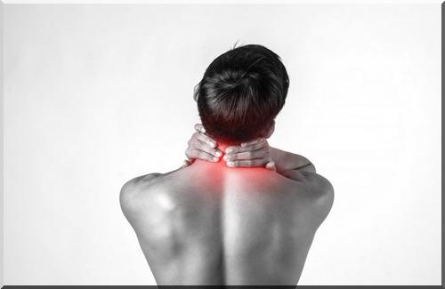 douleurs cervicales et gêne laryngée